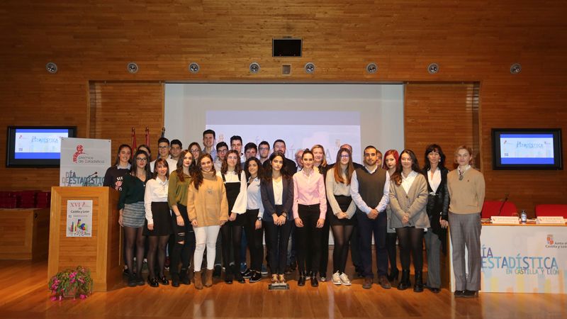 La consejera de Economía y Hacienda, Pilar del Olmo, junto a los alumnos de los colegios leoneses Dominicas de La Anunciata y Divina Pastora ganadores de los XVI Premios de Estadística de Castilla y León. | ICAL