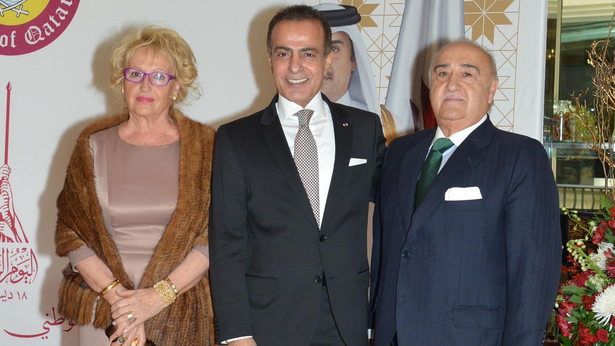 Mohammed Jaham Al Kuwari, con Manuel Lesmes y su esposa, Carmen.