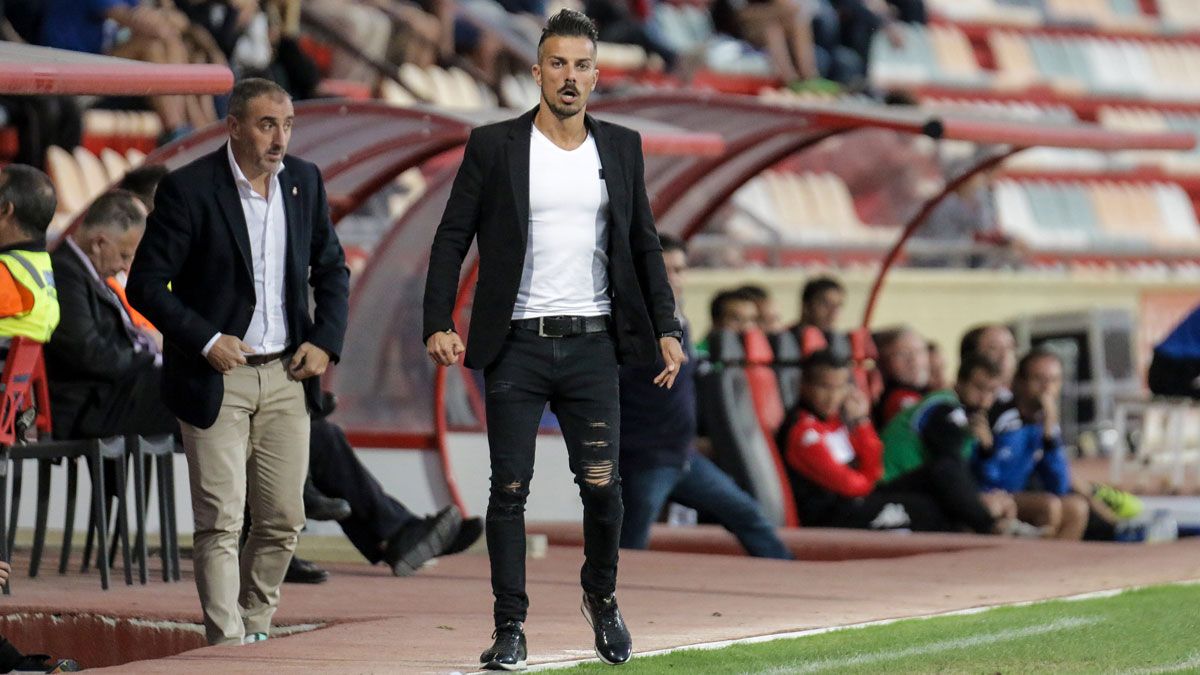 Rubén de la Barrera da instrucciones desde la banda durante un partido de esta temporada. | PEDRO SALADO Rubén de la Barrera da instrucciones desde la banda durante un partido de esta temporada. | PEDRO SALADO