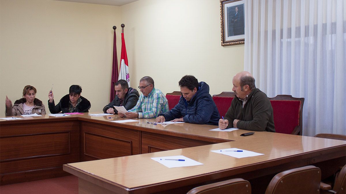 Un momento del pleno celebrado ayer en Valderas. | T.G. Un momento del pleno celebrado ayer en Valderas. | T.G.