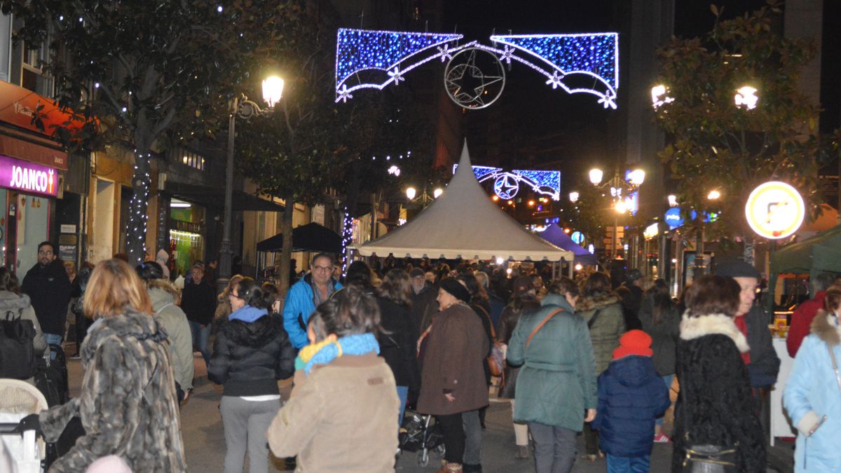 Centenares de personas inundaron la avenida La Puebla. | A. CARDENAL