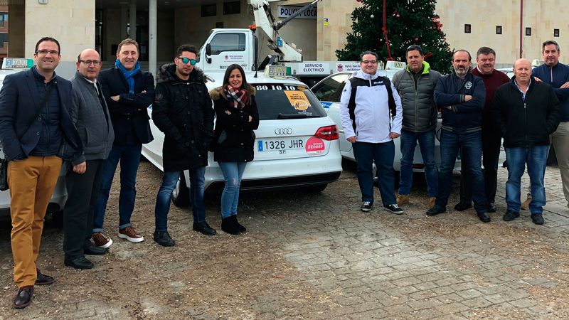 El director general de Proconsi, Tomás Castro, con Carlos Amable y varios taxistas del municipio. | L.N.C.