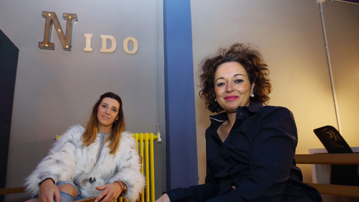 La gerente de Nido Coworking, María Fernández (I), junto a la consultora de desarrollo profesional, Carmen Prada (D). | CÉSAR SÁNCHEZ (ICAL)