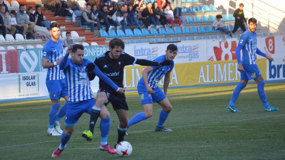 Jon García, durante el partido ante el Celta B. | A. CARDENAL