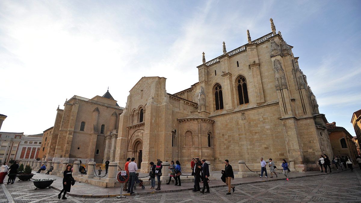 La Unesco reconoció en 2013 a León como cuna del parlamentarismo por las Cortes celebradas en 1188 en la Real Colegiata de San Isidoro. | DANIEL MARTÍN