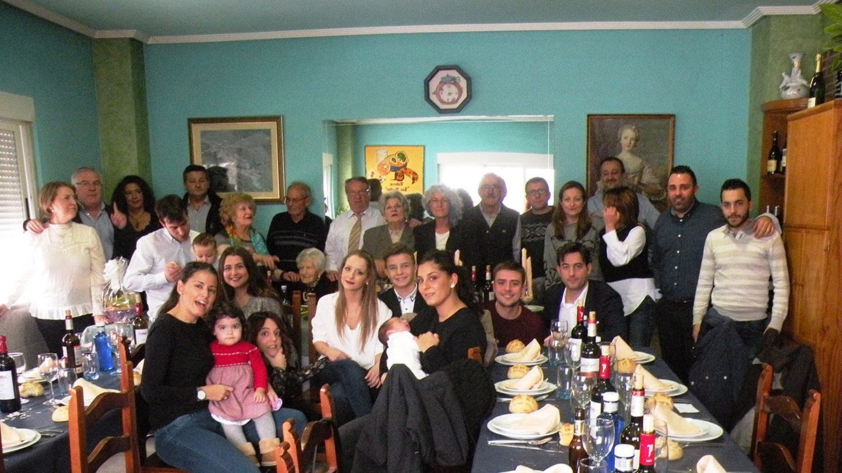 Socorro Álvarez estuvo acompañada por su numerosa familia en este centenario cumpleaños. | E. NIÑO