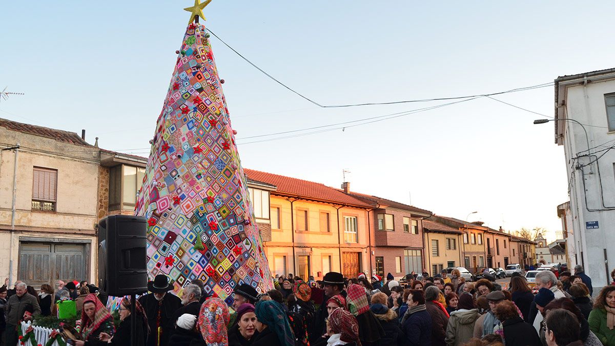 La inauguración del árbol de ganchillo contó con la participación de La Barbacana y la Banda de Música. | P.F.