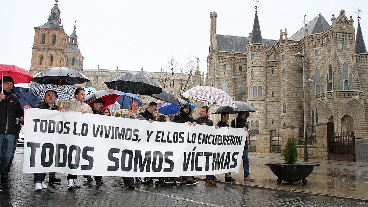 Imagen de la concentración de apoyo a las víctimas que se convocó en Astorga el pasado mes de febrero. | ICAL