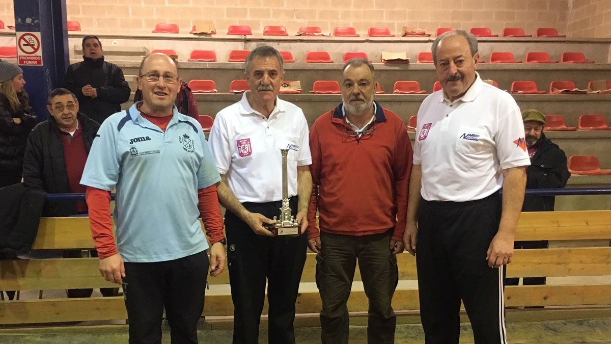 Los tres primeros clasificados en la entrega de premios | L.N.C. Los tres primeros clasificados en la entrega de premios | L.N.C.