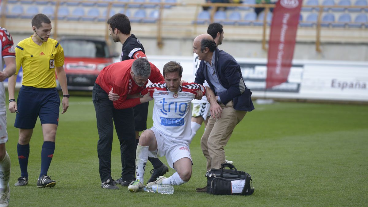 Rubén García ya jugó lesionado los 90 minutos ante el Ferrol, algo que le ha pasado factura. | MAURICIO PEÑA