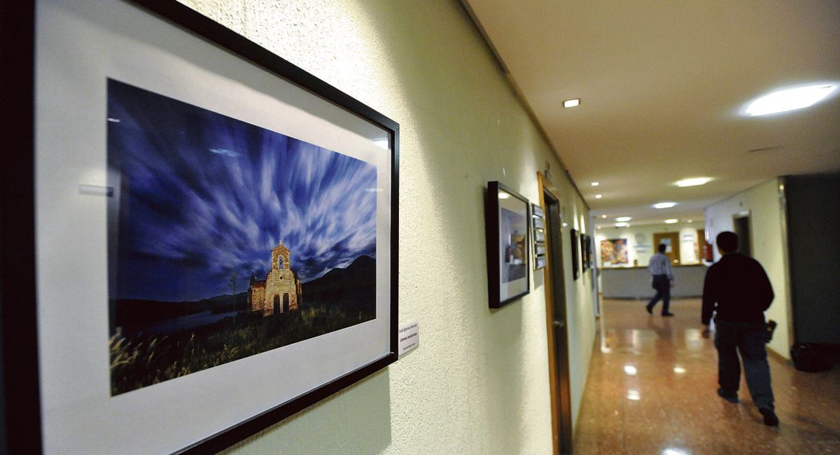 La planta baja y la primera planta de la clínica leonesa acogen la muestra de la Asociación Legio Photos VII ‘Representaciones’. | DANIEL MARTÍN