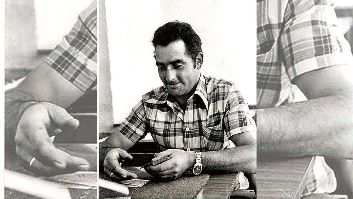 Isidoro haciendo un solitario en el bar. Arriba, su anuncio . | VENANCIO OVIES Isidoro haciendo un solitario en el bar. Arriba, su anuncio . | VENANCIO OVIES