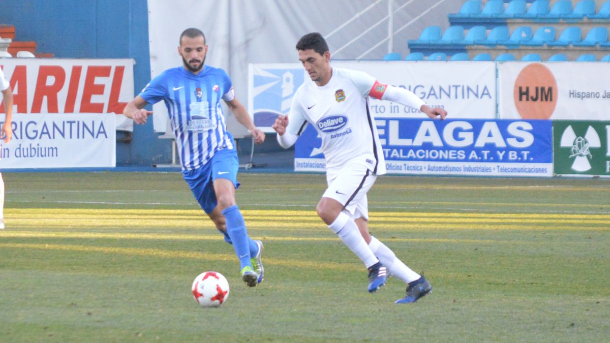 Yuri intenta robar un balón a un jugador del Fuenlabrada. | A. CARDENAL