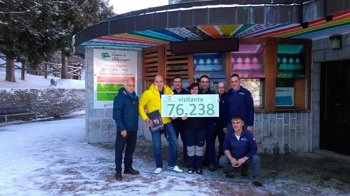 Último visitante a la Cueva de Valporquero de esta temporada. | L.N.C.