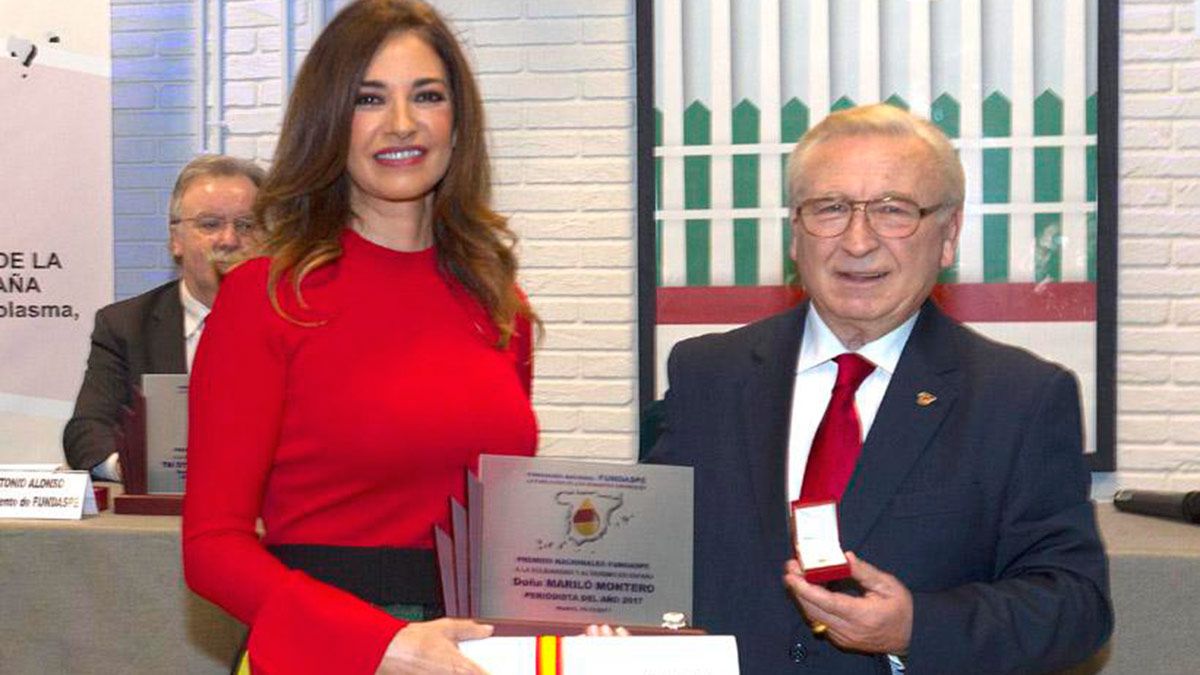 Mariló Montero recogiendo el premio de manos de Martín Manceñido. | L.N.C.