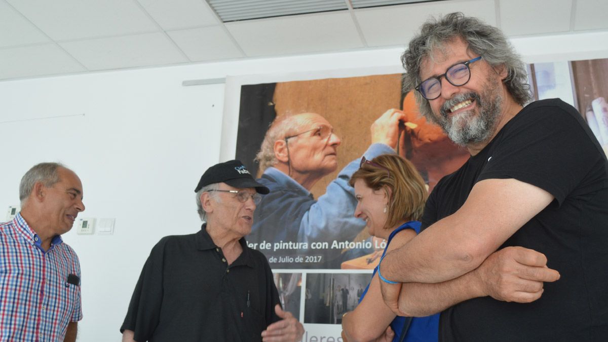 Tomás Bañuelos, a la derecha, con la alcaldesa, el teniente de alcalde y el artista Julio López Hernández, en el Cian-m 2017.