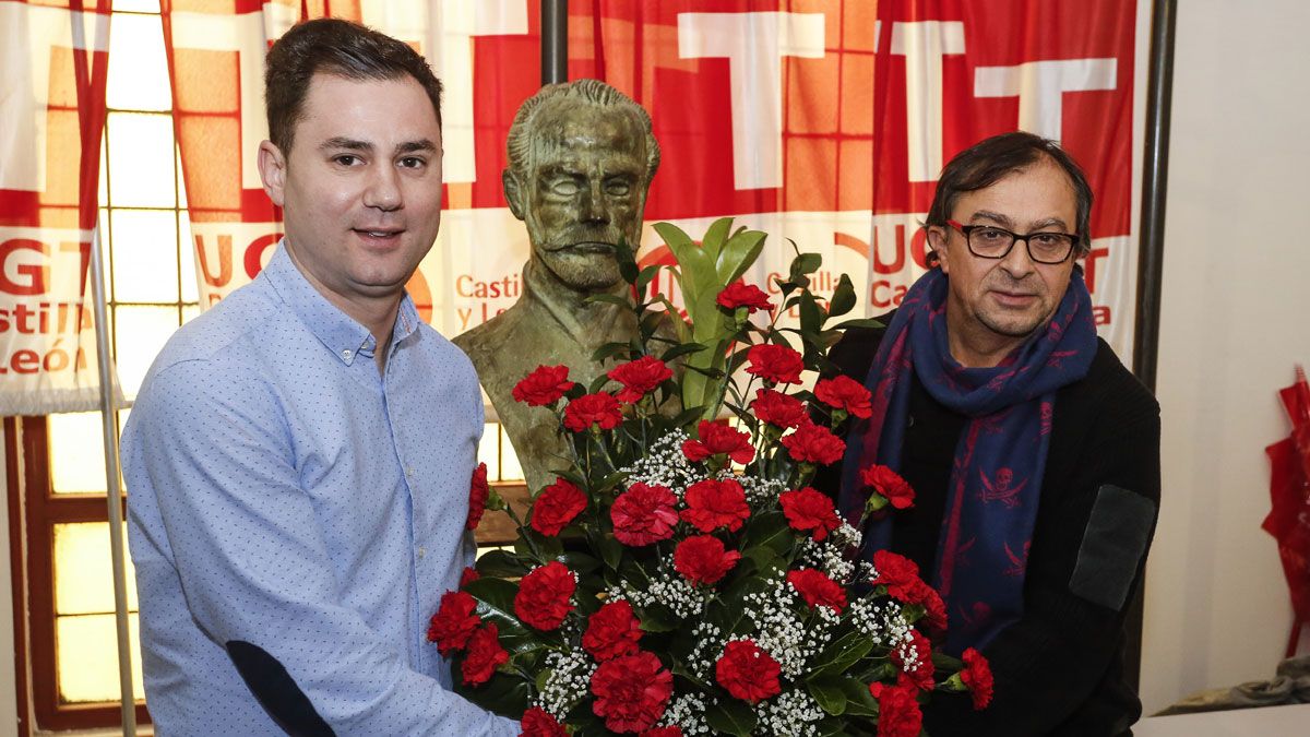 Javier Alfonso Cendón (izquierda) y Enrique Reguero en el homenaje a Pablo Iglesias. | ICAL