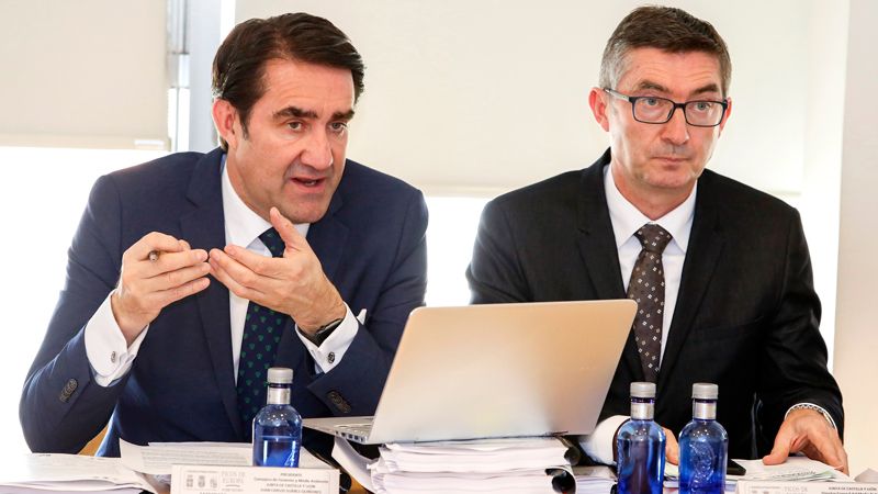 El consejero de Fomento y Medio Ambiente, Juan Carlos Suárez-Quiñones, junto al director general del Medio Natural de la Junta, José Ángel Arranz. | ICAL El consejero de Fomento y Medio Ambiente, Juan Carlos Suárez-Quiñones, junto al director general del Medio Natural de la Junta, José Ángel Arranz. | ICAL