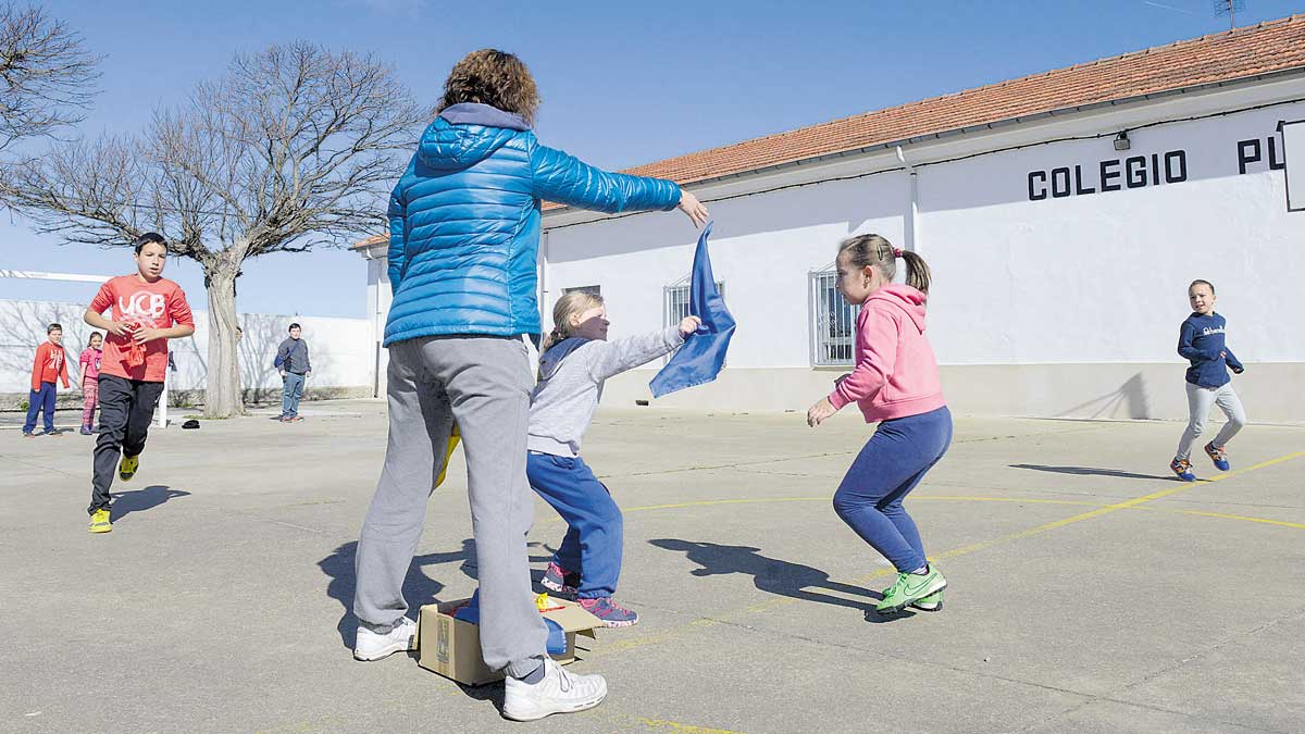 Una estampa cada vez menos habitual en los pueblos leoneses. | MAURICIO PEÑA