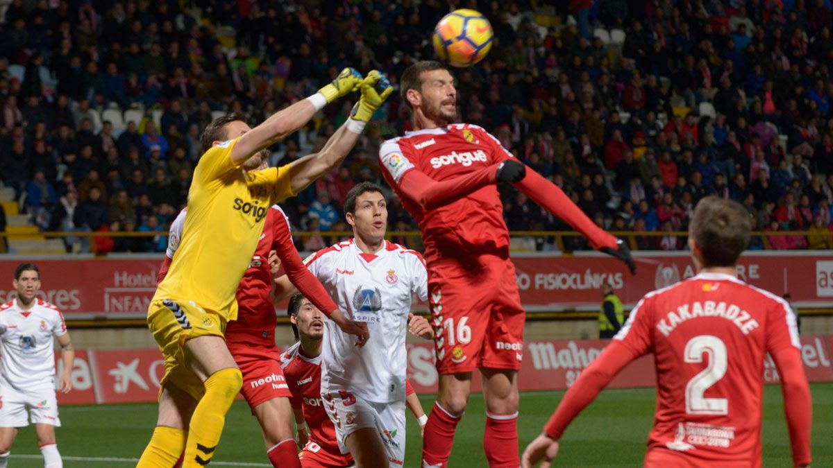 Unai Albizua busca un balón aéreo ante el Nástic. | MAURICIO PEÑA