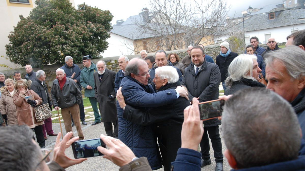 Juan Vicente Herrera da el pésame al esposo de Marita, cuyo féretro se despidió del castillo que ha sido su morada en Villafranca. | RAMÓN CELA