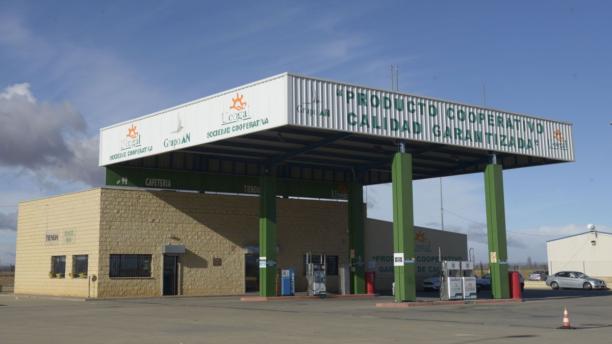 Estación de servicio de la Cooperativa Ucogal ubicada en la localidad del sur de León de Cabreros del Río. | MAURICIO PEÑA