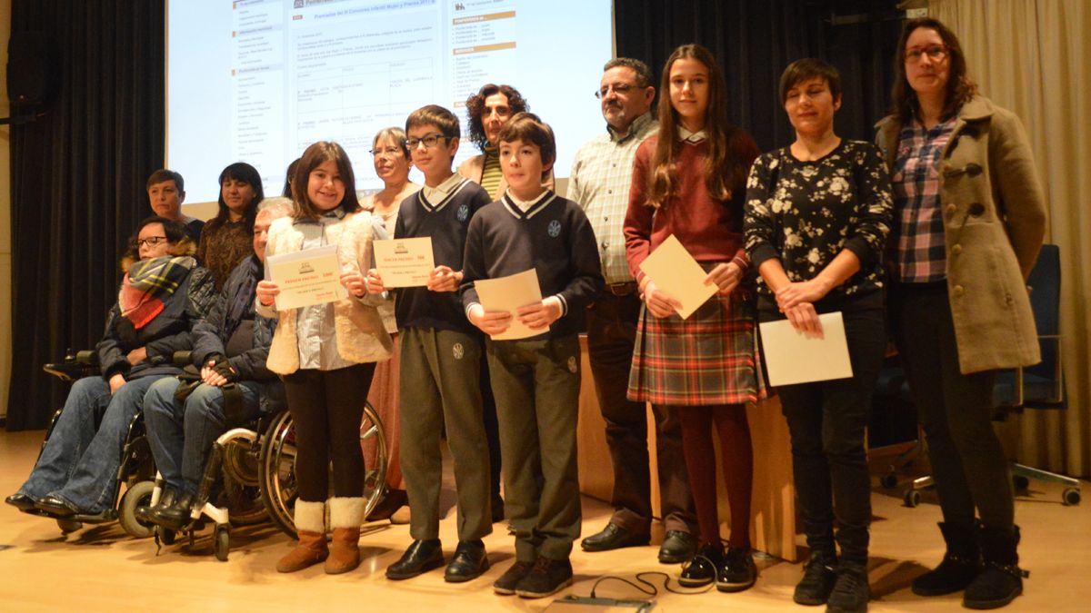 Los niños premiados en el certamen Mujer y Prensa recogieron sus premios en la Casa de la Cultura. | L.N.C.