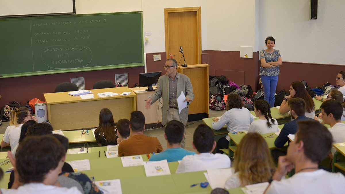 Prueba de acceso a la universidad en una imagen de archivo. | MAURICIO PEÑA