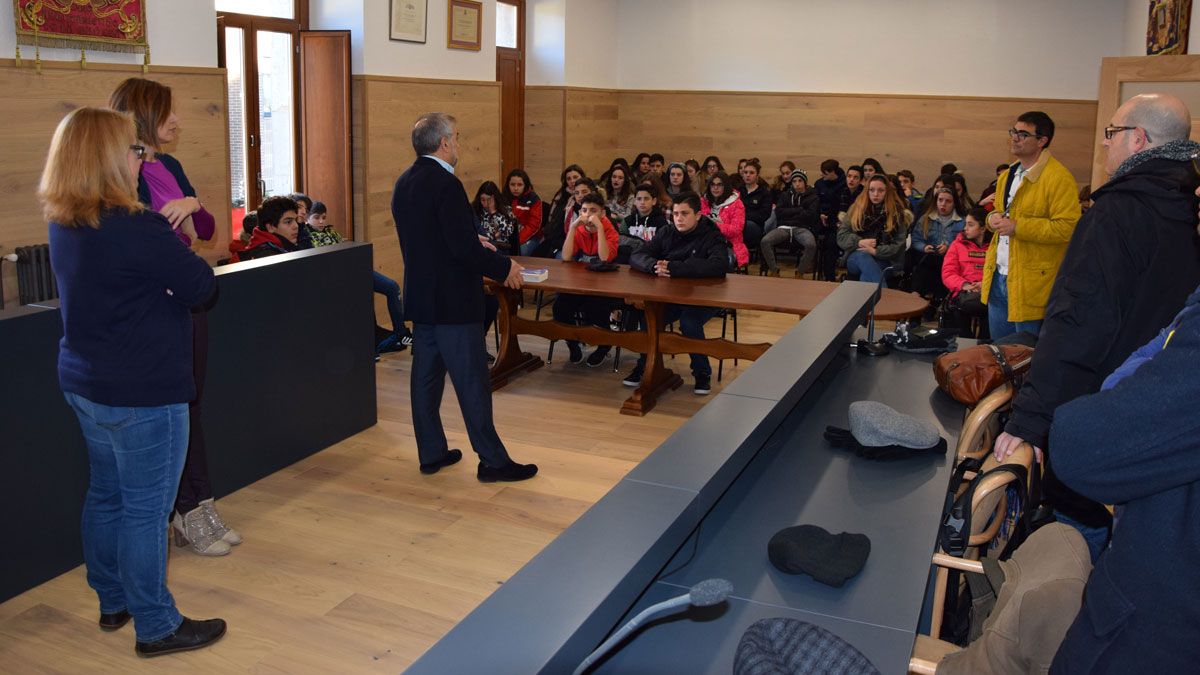 Alumnos y profesores avilesinos fueron recibidos por el alcalde en la Casa Consistorial de La Bañeza. | PRIETO