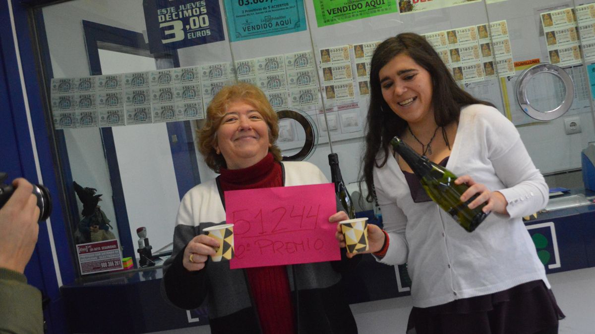 Consuelo Lozano y Sandra Moure, celebran los premiso entregados. | D.M.