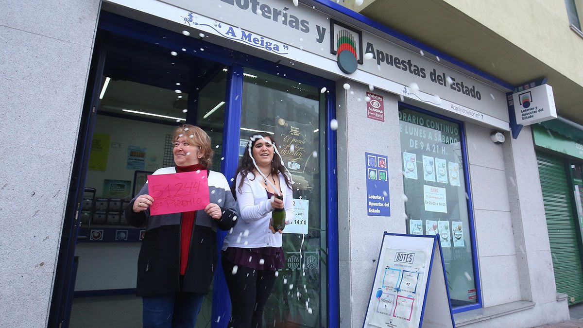 Un décimo del segundo premio de la lotería de Navidad es vendido en la administración 'A Meiga', de Ponferrada. | ICAL
