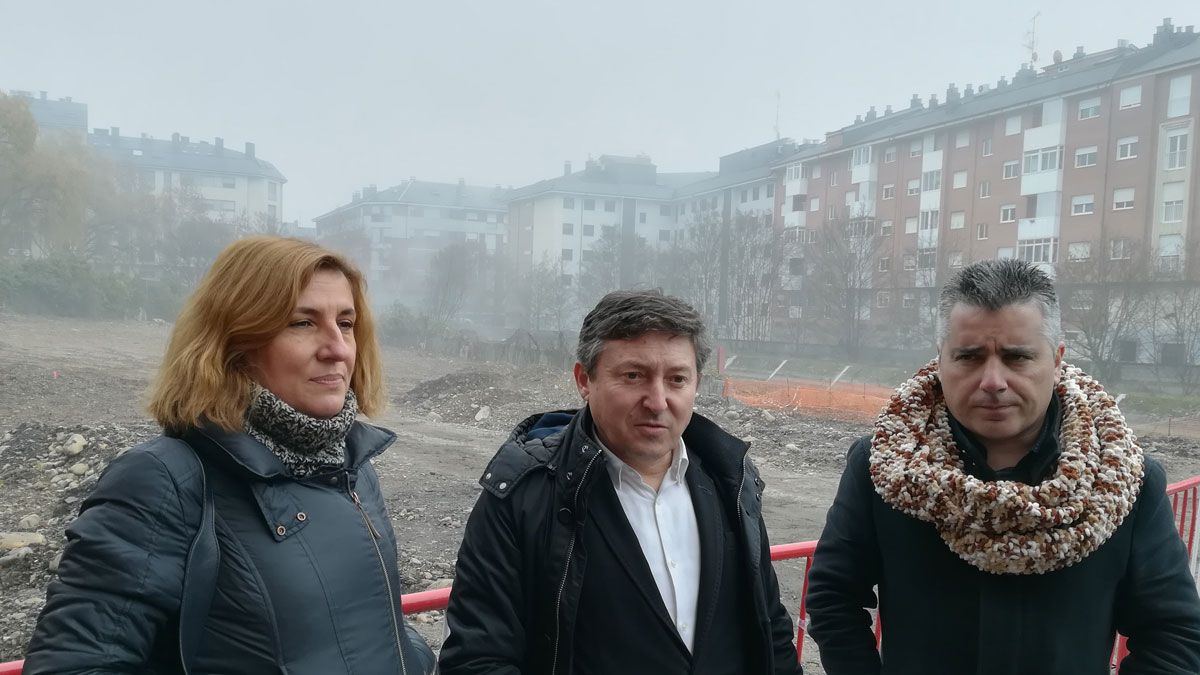 Concejales de USE ante las obras del nuevo aparcamiento. | M.I.