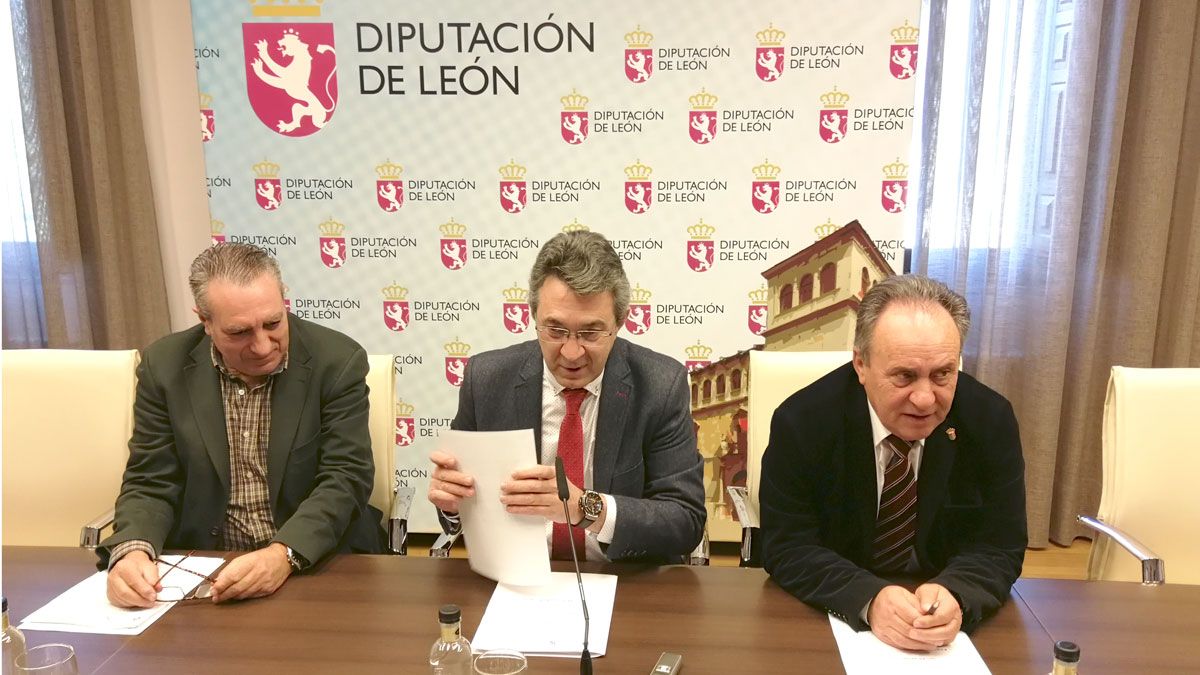 Adolfo Alonso Ares, Juan Martínez Majo y Miguel Angel Fernández, ayer en la Diputación provincial.