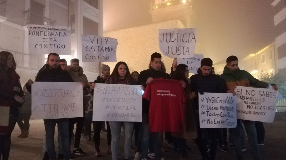 Momentos de la manifestación en favor de la presunción de inocencia de los exfutbolistas en Ponferrada. | M.I.