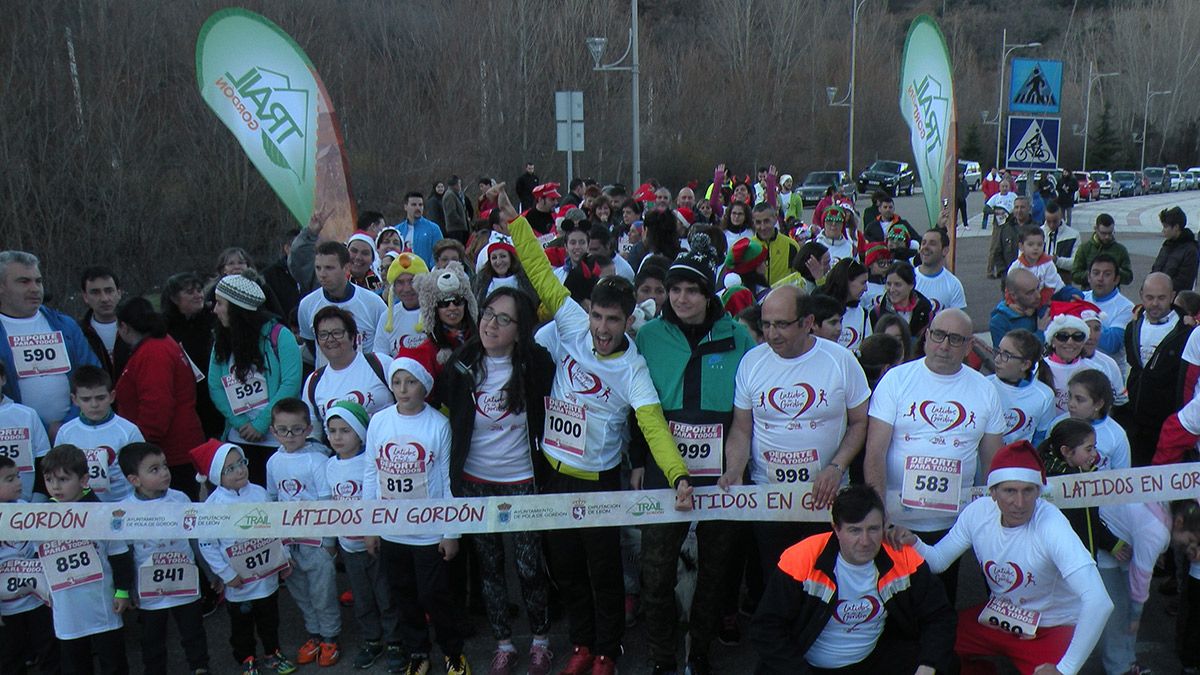 El buen humor y la participación fueron claves en esta carrera popular y solidaria en La Pola. | E. NIÑO