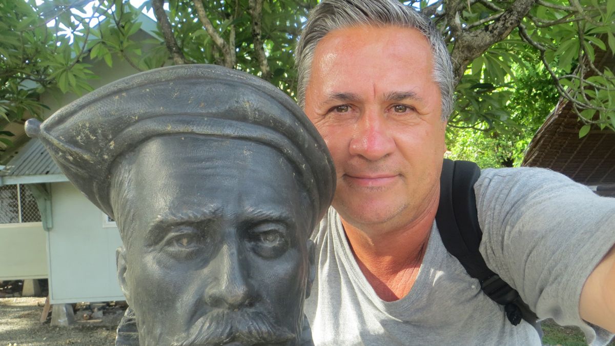 Imágenes que el guía Jorge Juan Sánchez tomó en Islas Salomón junto a una escultura de Álvaro de Mendaña y su sección en el Museo de historia de Honiara, la capital. Imágenes que el guía Jorge Juan Sánchez tomó en Islas Salomón junto a una escultura de Álvaro de Mendaña y su sección en el Museo de historia de Honiara, la capital.