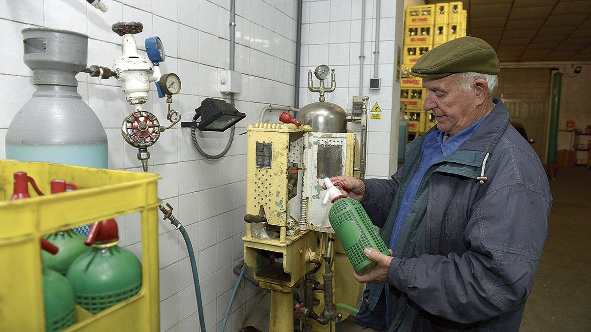 José Fernández con la primera máquina de gaseosas que tuvo, ahora la utiliza para el sifón, "que se vende poco pues las hago una a una". | MAURICIO PEÑA