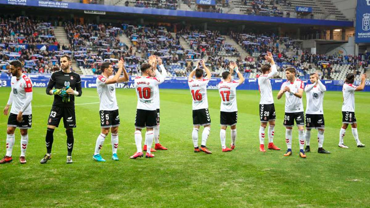 Los jugadores de la Cultural saludan en el Tartiere. | LALIGA