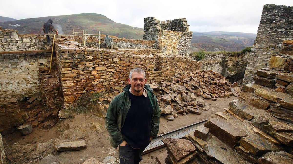 El arqueólogo soriano Miguel Ángel López, durante los trabajos de restauración del castillo de Sarracín en Vega de Valcarce. | ICAL