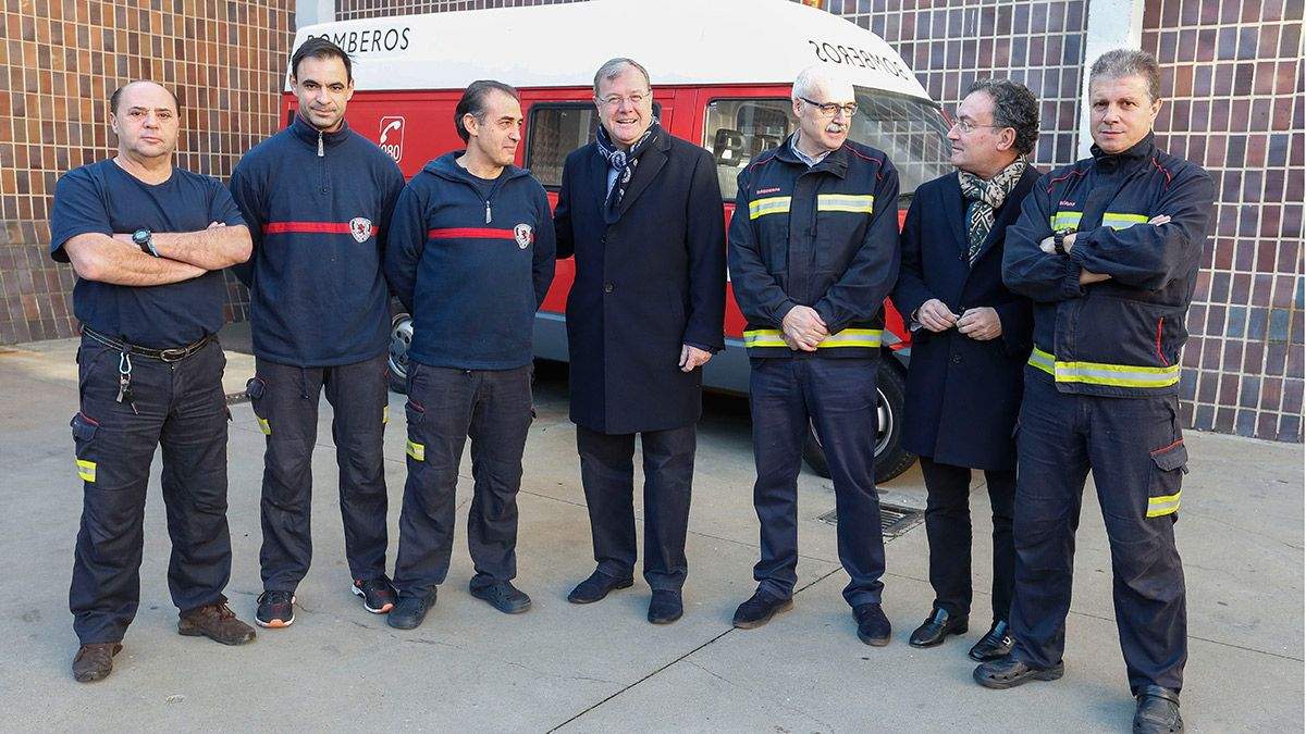 El alcalde, Antonio Silván, acompañado del concejal de Seguridad y Movilidad, Fernando Salguero, visita el parque de Bomberos con motivo de las fiestas navideñas para felicitar a los miembros del servicio de guardia. | ICAL