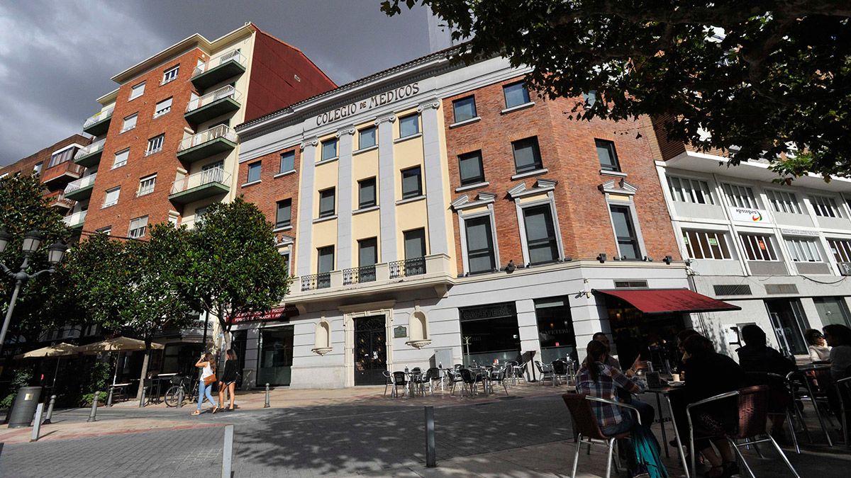 Sede del Colegio Oficial de Médicos de León, en la Plaza de Las Cortes Leonesas. | DANIEL MARTÍN