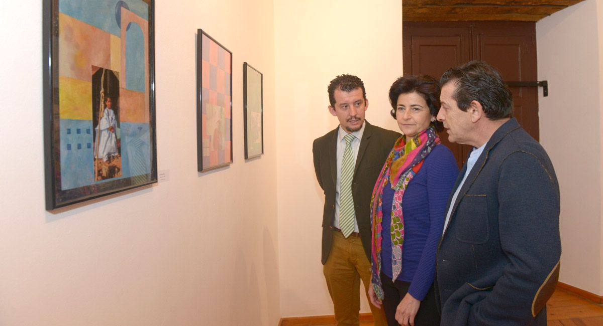 El pintor Tomy Aznar, la médico y fotógrafa Ana Vigil y el concejal de Cultura, Juan Pablo García, en la inauguración de la muestra en la Fundación Vela Zanetti. | MAURICIO PEÑA