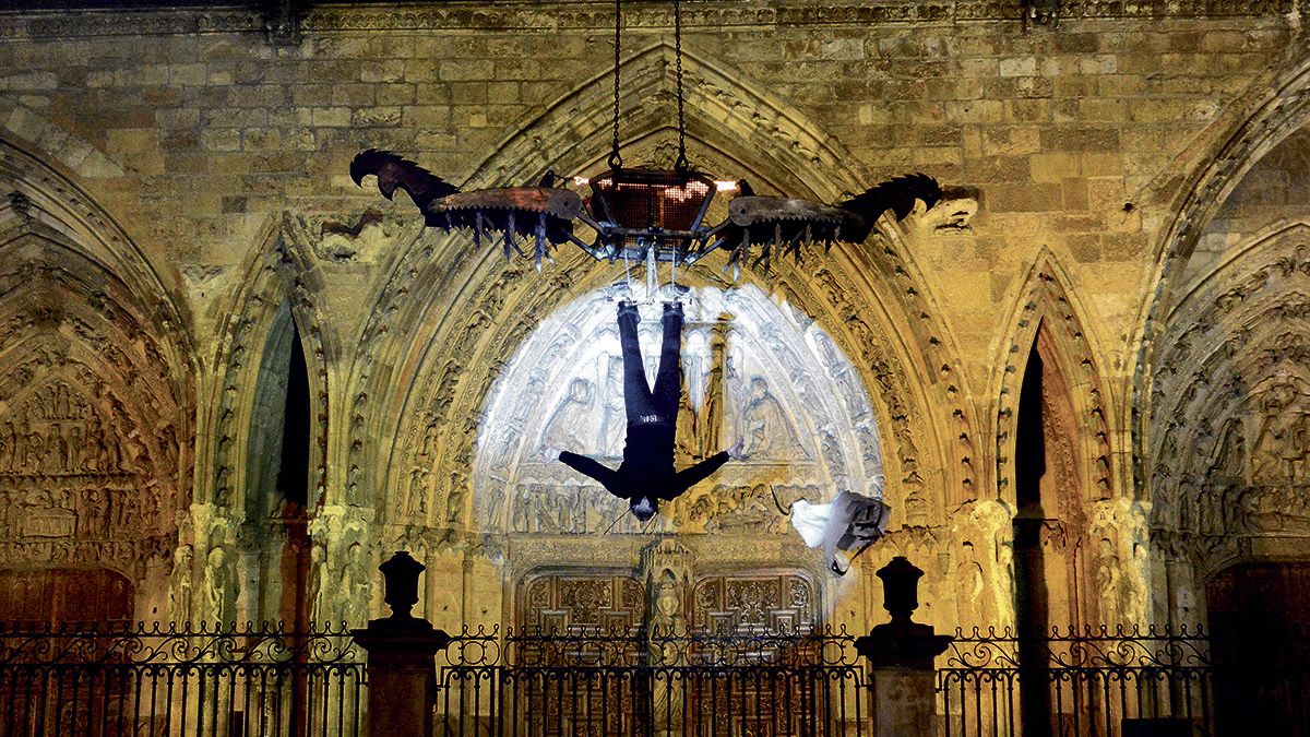 La espectacular puesta en escena de Víctor Cerro ante la Catedral sobrecogió a muchos leoneses por más que ‘supieran’ que saldría bien. | DANIEL MARTÍN