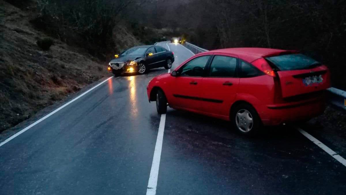 Accidente a causa del hielo en Valdeteja este mismo martes. | L.N.C.