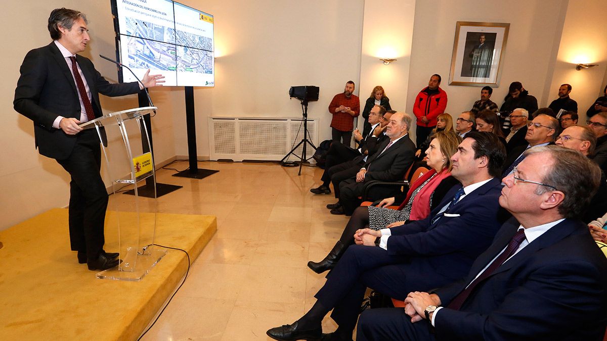 El ministro de Fomento, Íñigo de la Serna, preside en Oviedo el acto de presentación de la Línea Alta Velocidad León-Asturias León-Pola de Lena. | ICAL