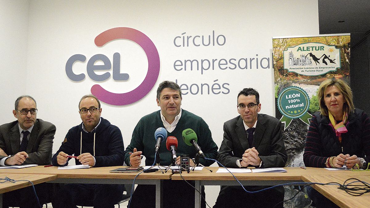 En el centro, el presidente del CEL, Julio César Álvarez, con Jesús del Río, de Aletur, a la derecha. | DANIEL MARTÍN En el centro, el presidente del CEL, Julio César Álvarez, con Jesús del Río, de Aletur, a la derecha. | DANIEL MARTÍN