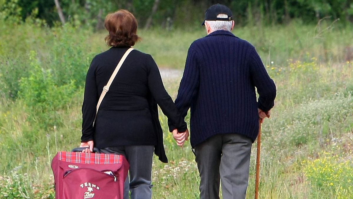 Una pareja de mayores pasea por Ponferrada. | ICAL
