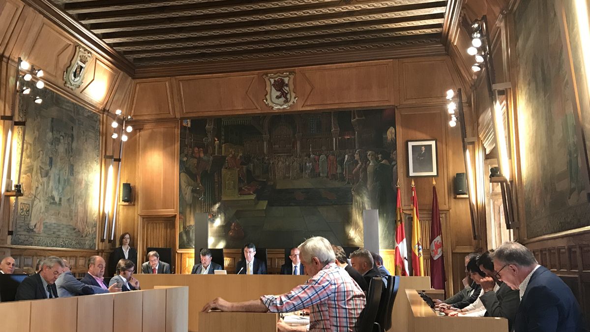 El salón de plenos de la Diputación acogió este miércoles la sesión ordinaria de diciembre. En la imagen, foto de archivo de un pleno anterior.