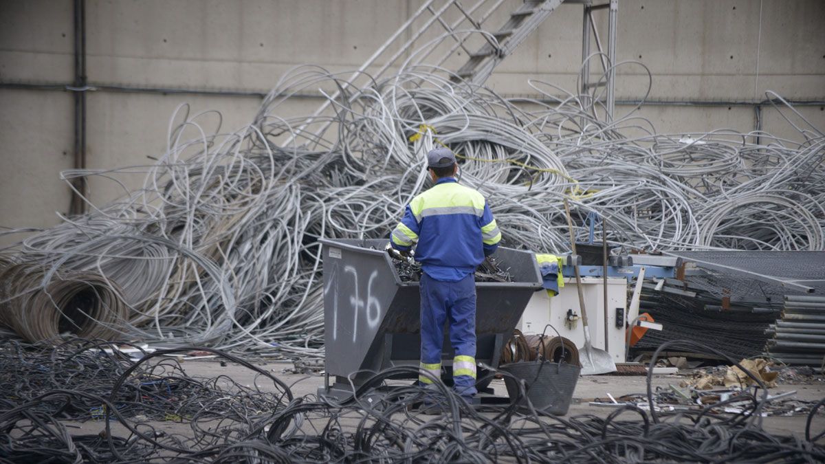 Un trabajador en una planta de reciclaje de la provincia. | MAURICIO PEÑA