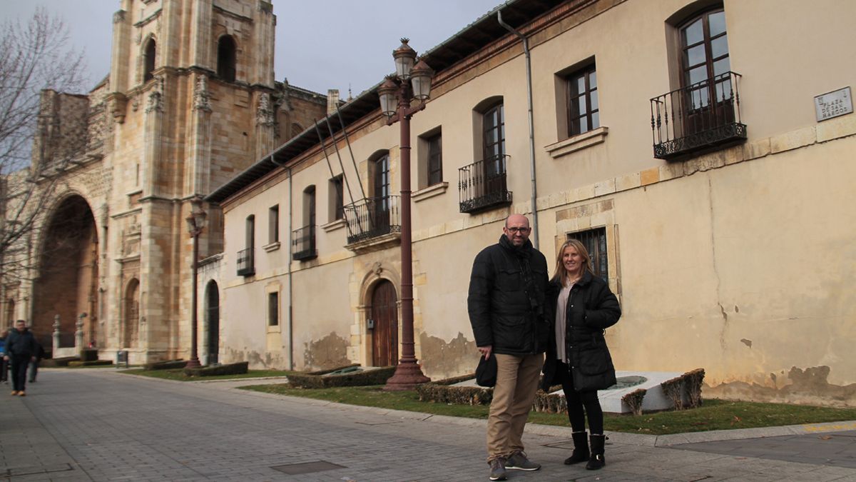 Yolanda León y Juanjo Pérez, junto a la Casa del Peregrino, en la plaza de San Marcos. | MARÍA JESÚS ORTEGA